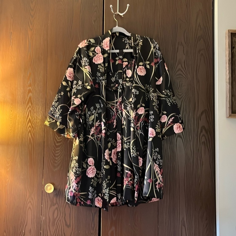 Colesce Couture 2pc. Silky black floral nightgown set. Robe and nightgown. Lg